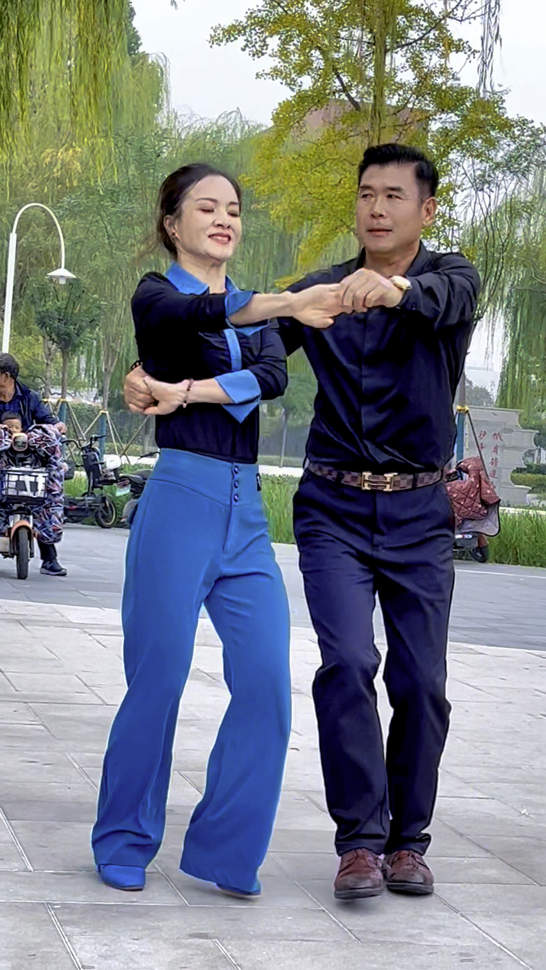 大哥和匆匆美女,这段交谊舞跳的太美了