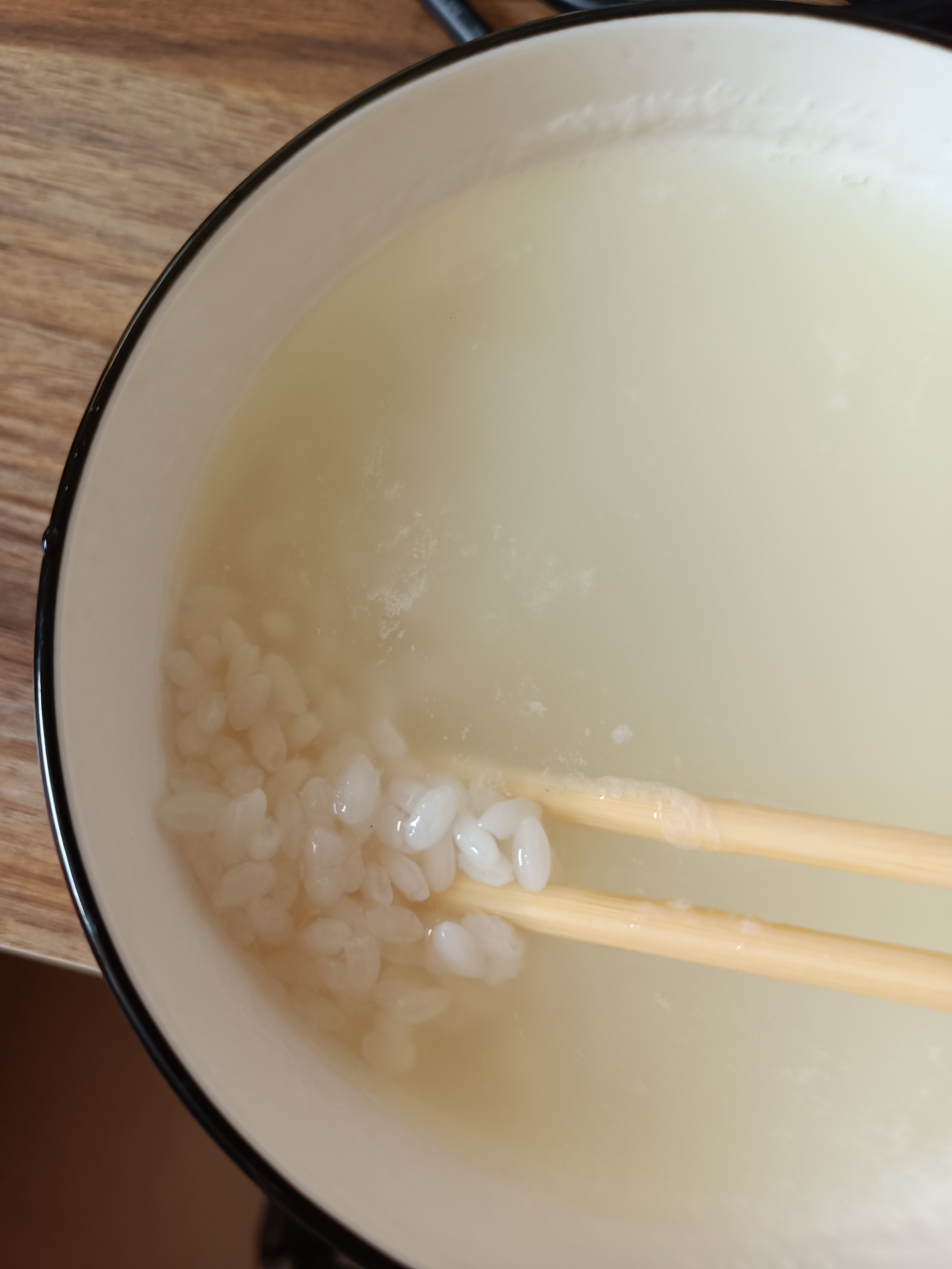 早上我用珍珠米煮的粥,煮熟后的米都是粒粒分明的.#日常生活