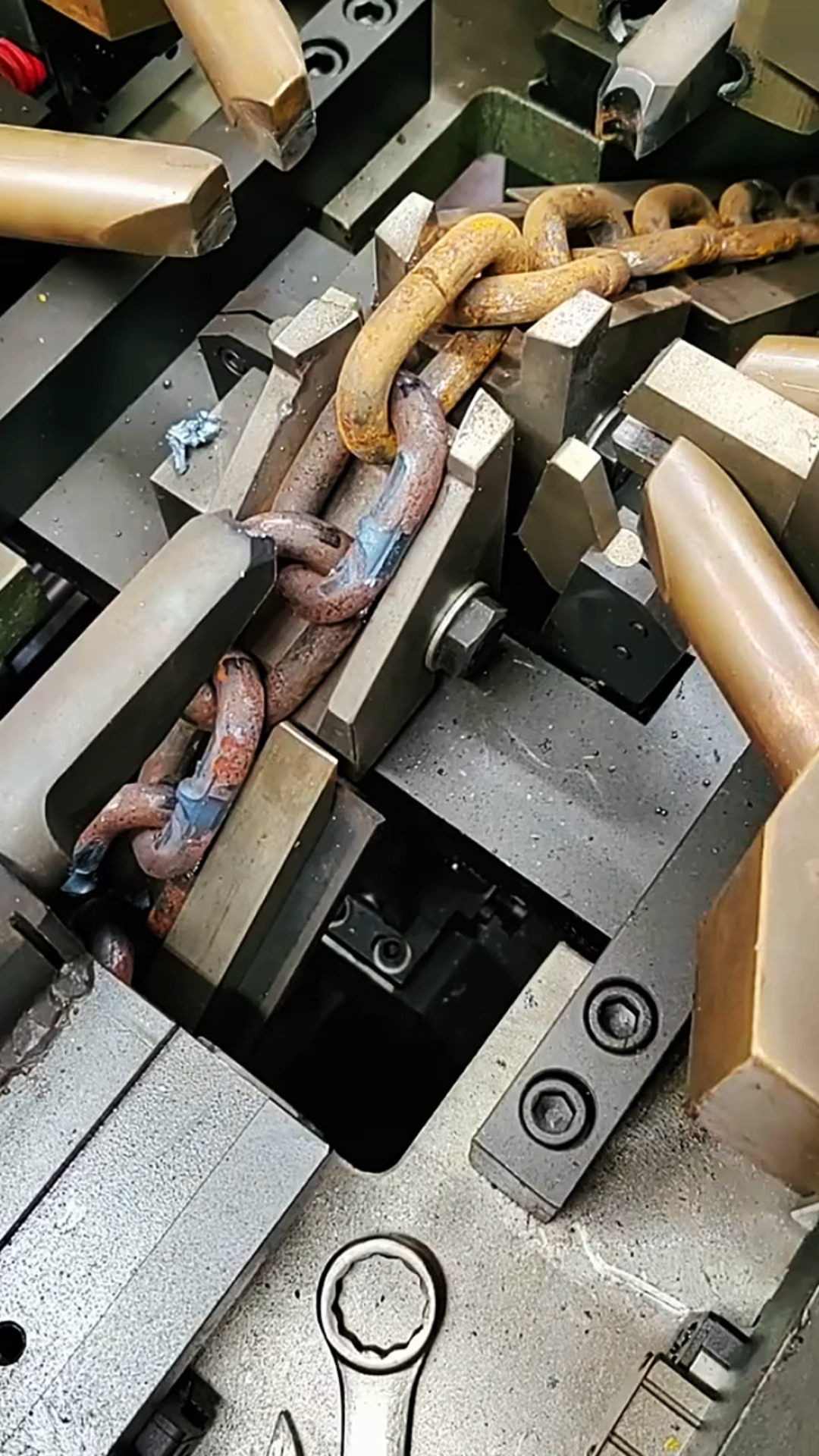 铁链子焊接都是用机器