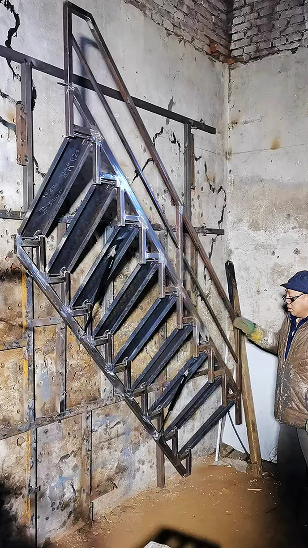 手艺人用铁制作的折叠楼梯