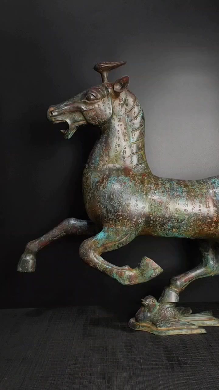 青铜满铭文马踏飞燕摆件
