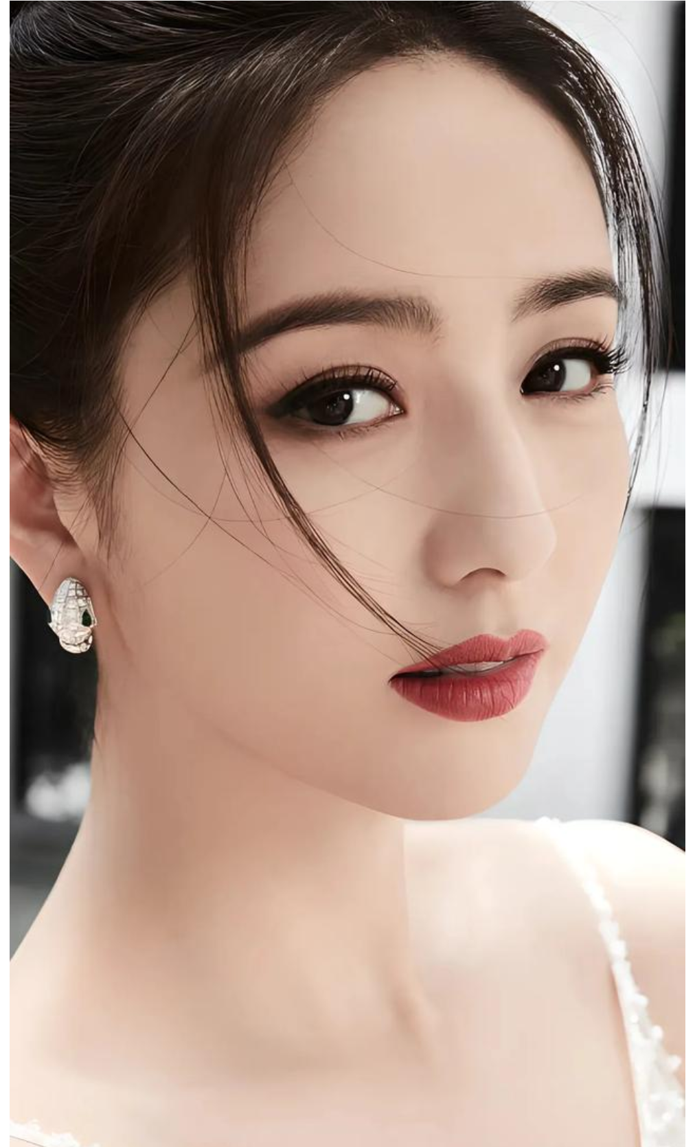 8日出生于新疆伊犁察布查尔,毕业于中央戏剧学院,中国内地影视女演员