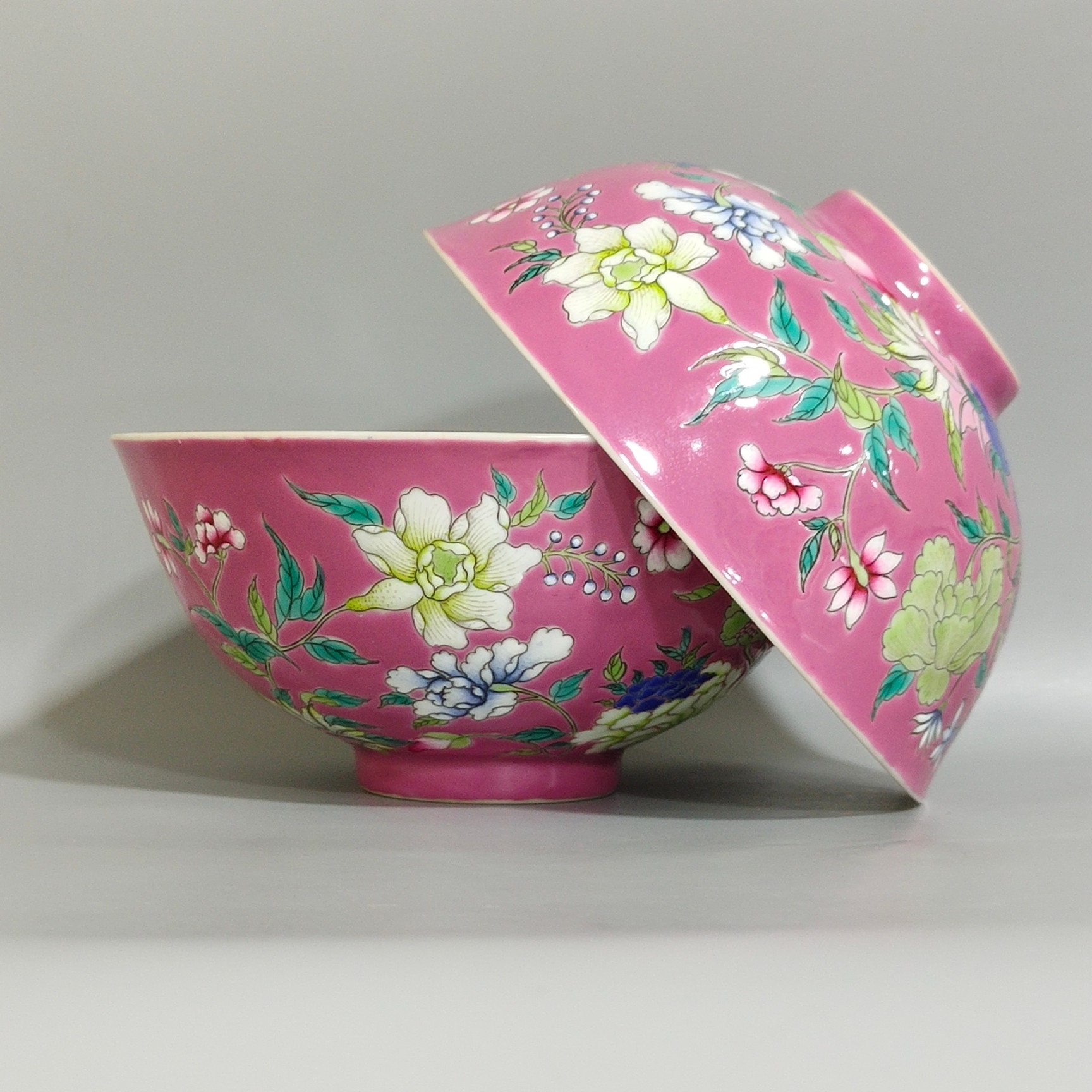 清代道光胭脂粉花卉碗,高6.5公分,口径14公分