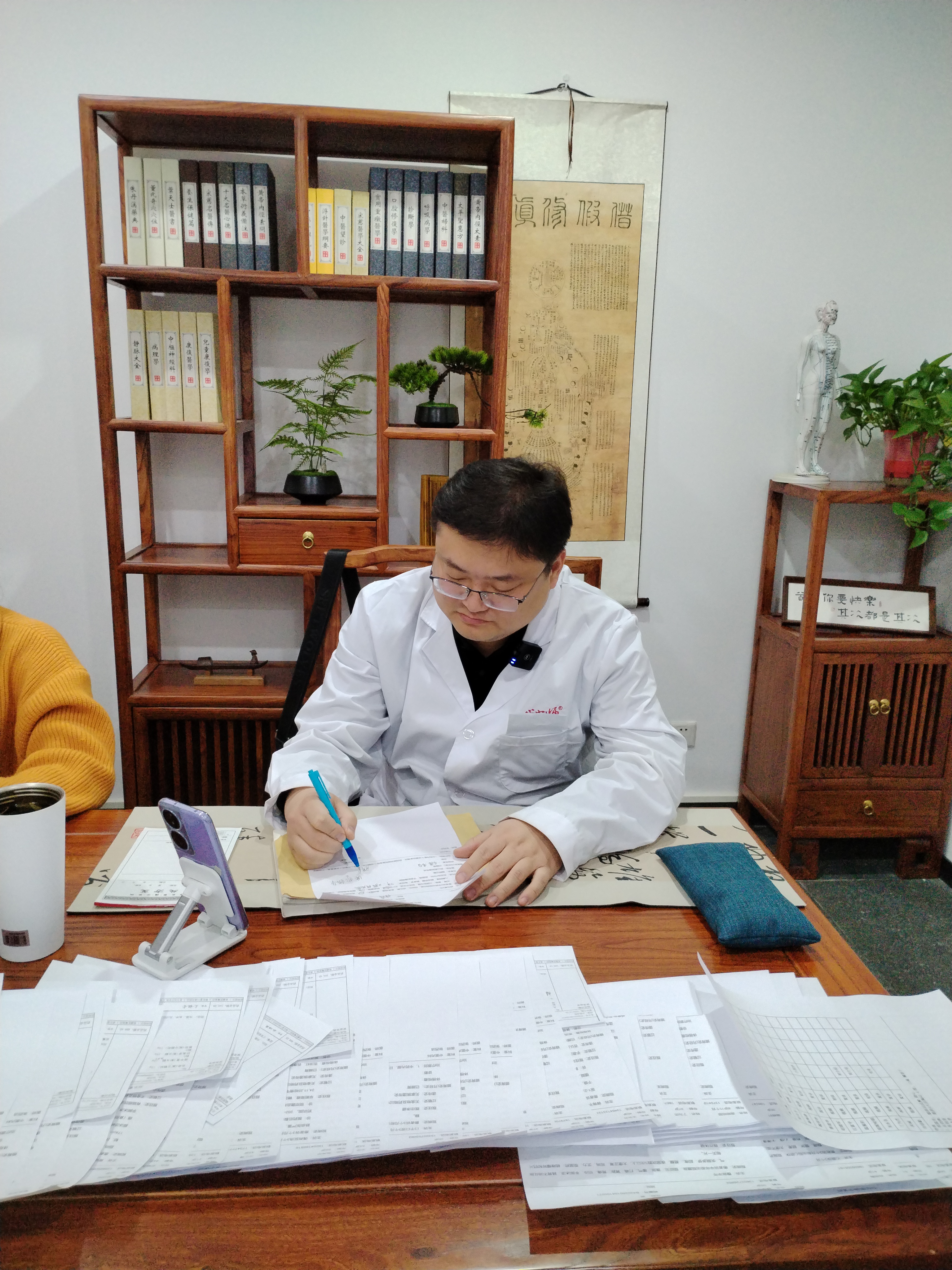 脾胃#中医照片中医客户拜访医生办公室真实图片中医大夫年轻中医锦州