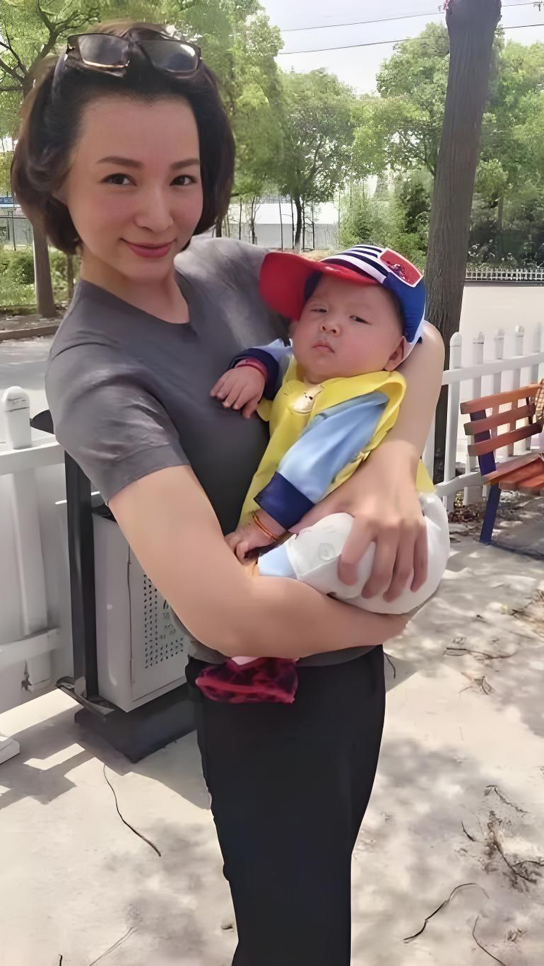 赵忠祥"性丑闻"传出:竟与董卿秘密生子?终究是毁在了他手里!