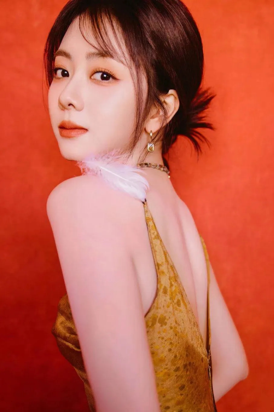 | 吊带棕色抹胸裙,笑起来甜美娇俏