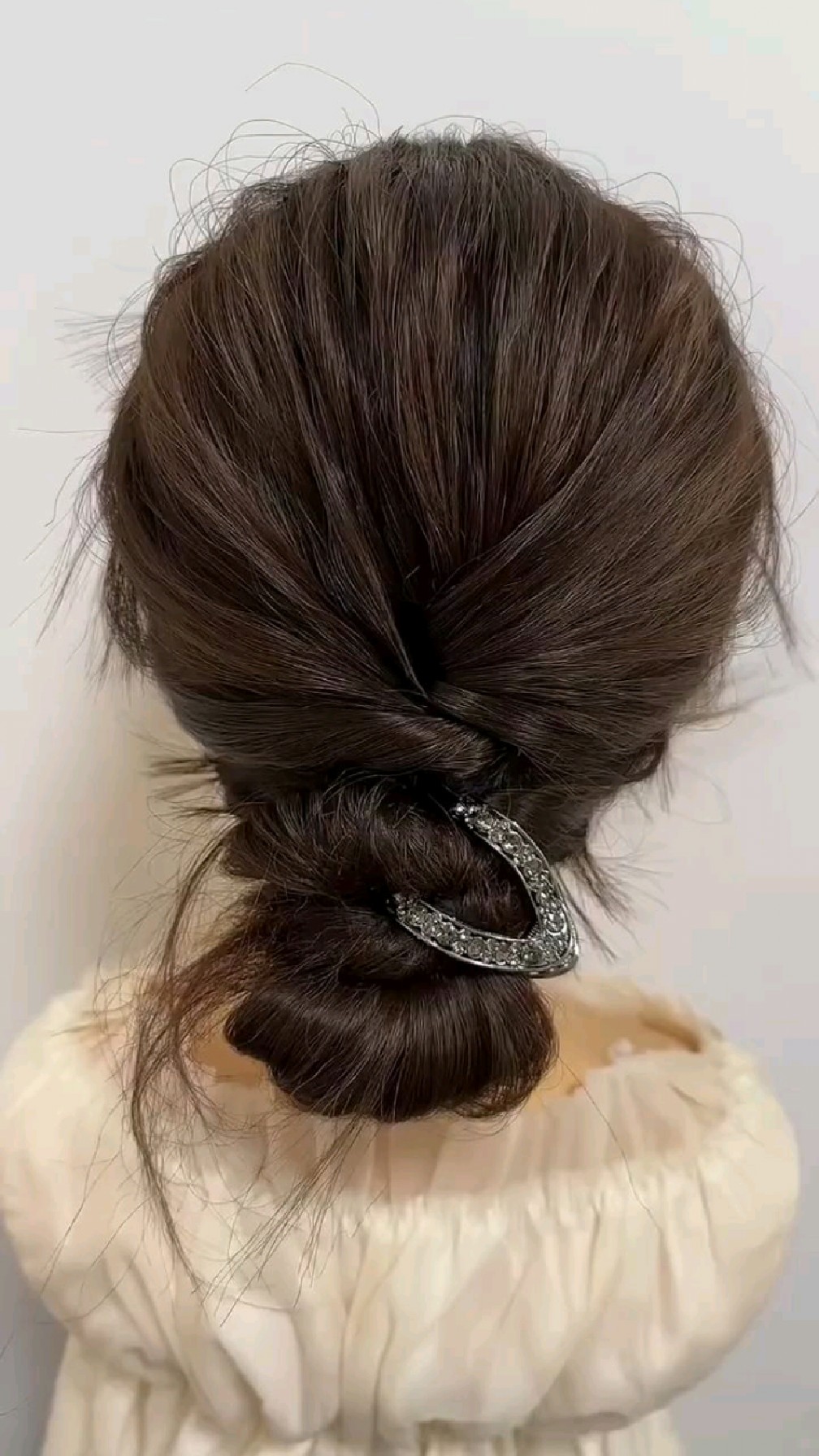 v型夹盘发,气质女生必备发型