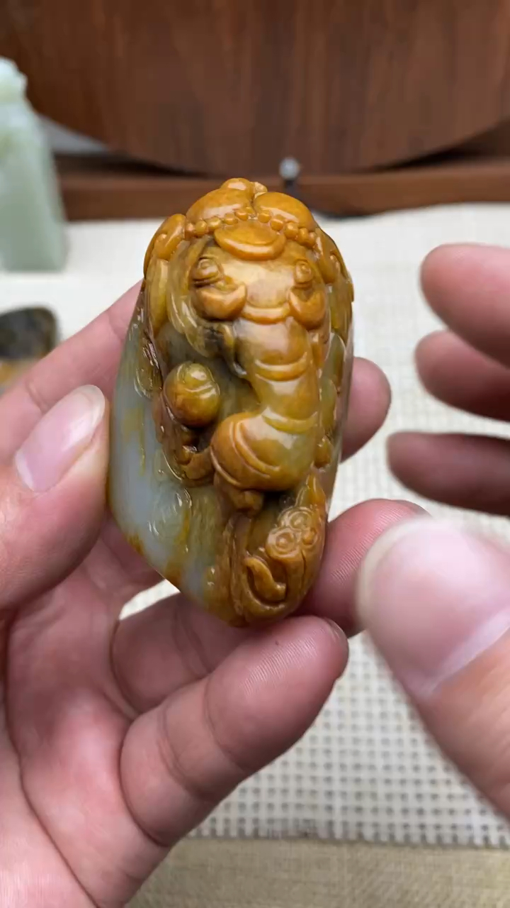 新疆和田玉籽料手把件