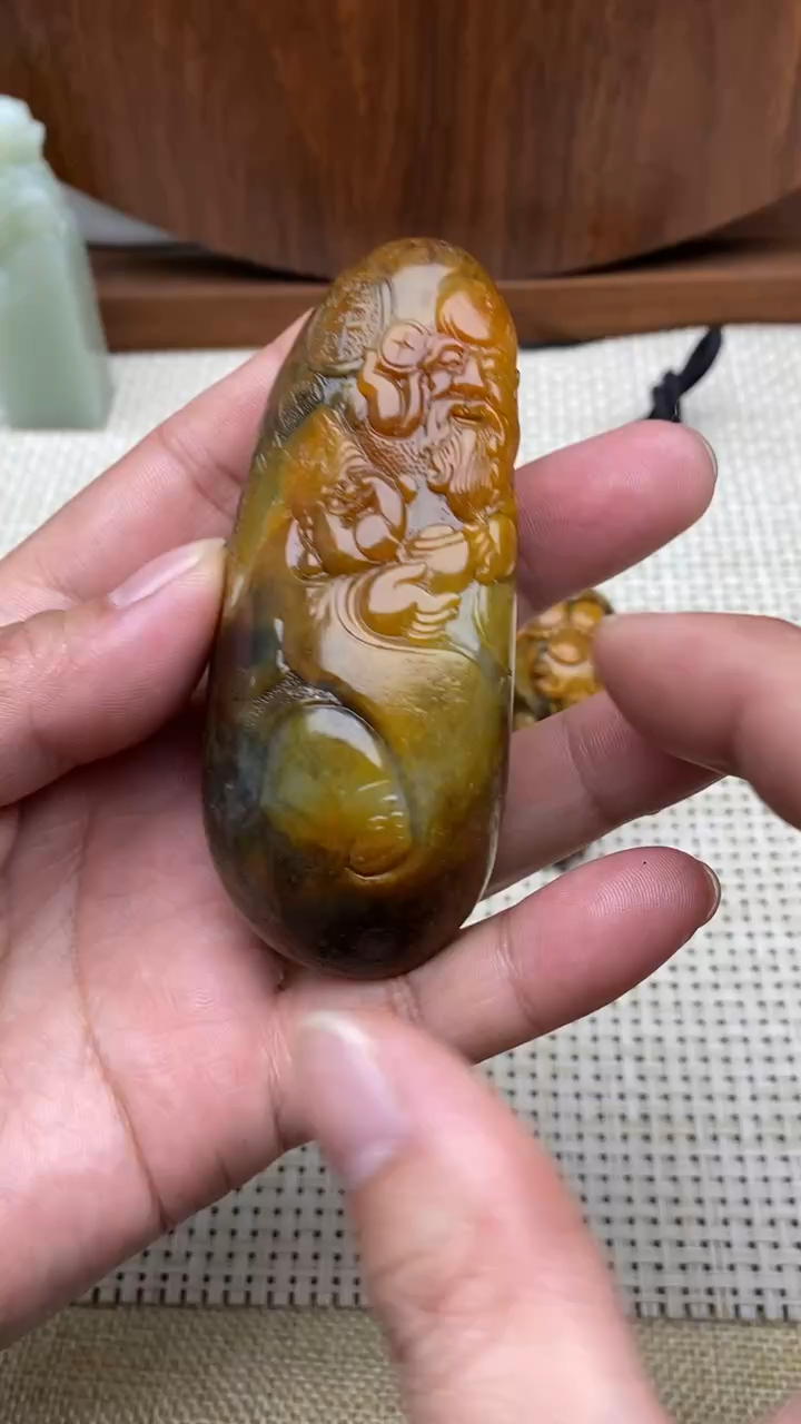 新疆和田玉籽料手把件