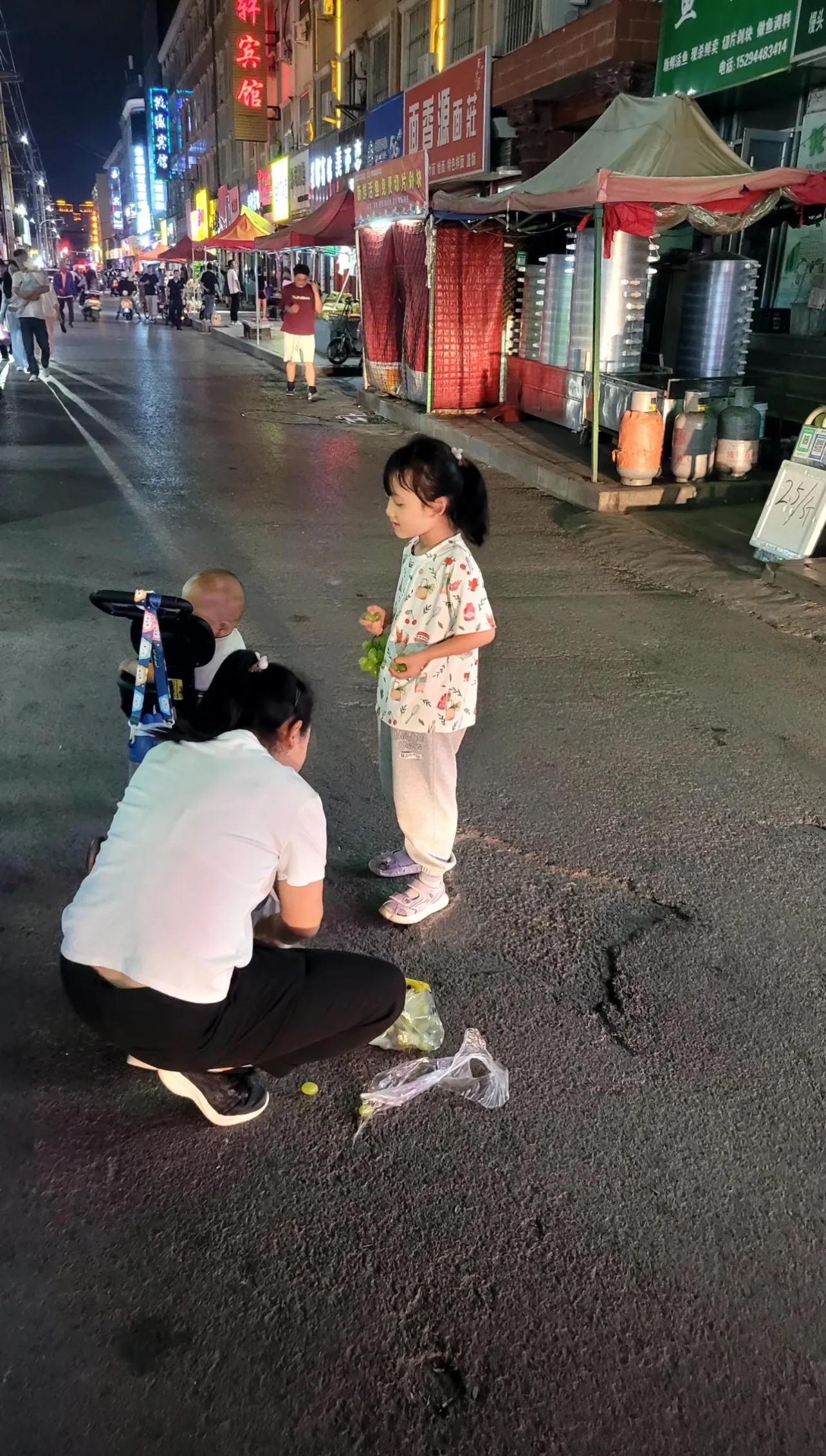 我开了一家小饭馆,昨晚一个年轻女人拉着个三四岁的小女孩,这女人面黄