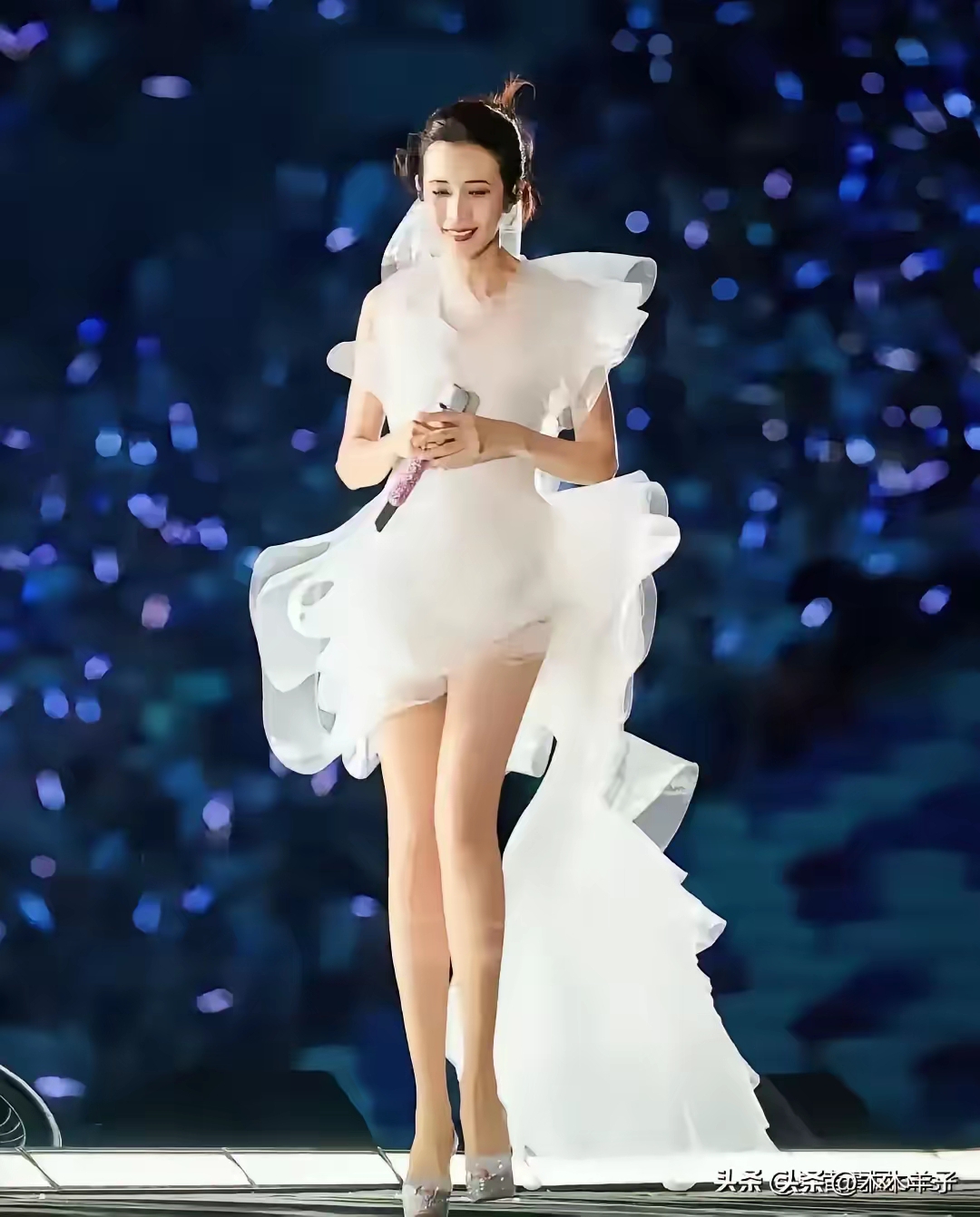 她唱功一般般,却被封为天后,她的长相不算漂亮