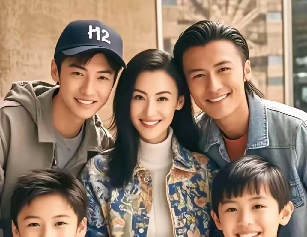 张柏芝近期在社交媒体上分享了一张全家福照片,画面中,她和三个儿子