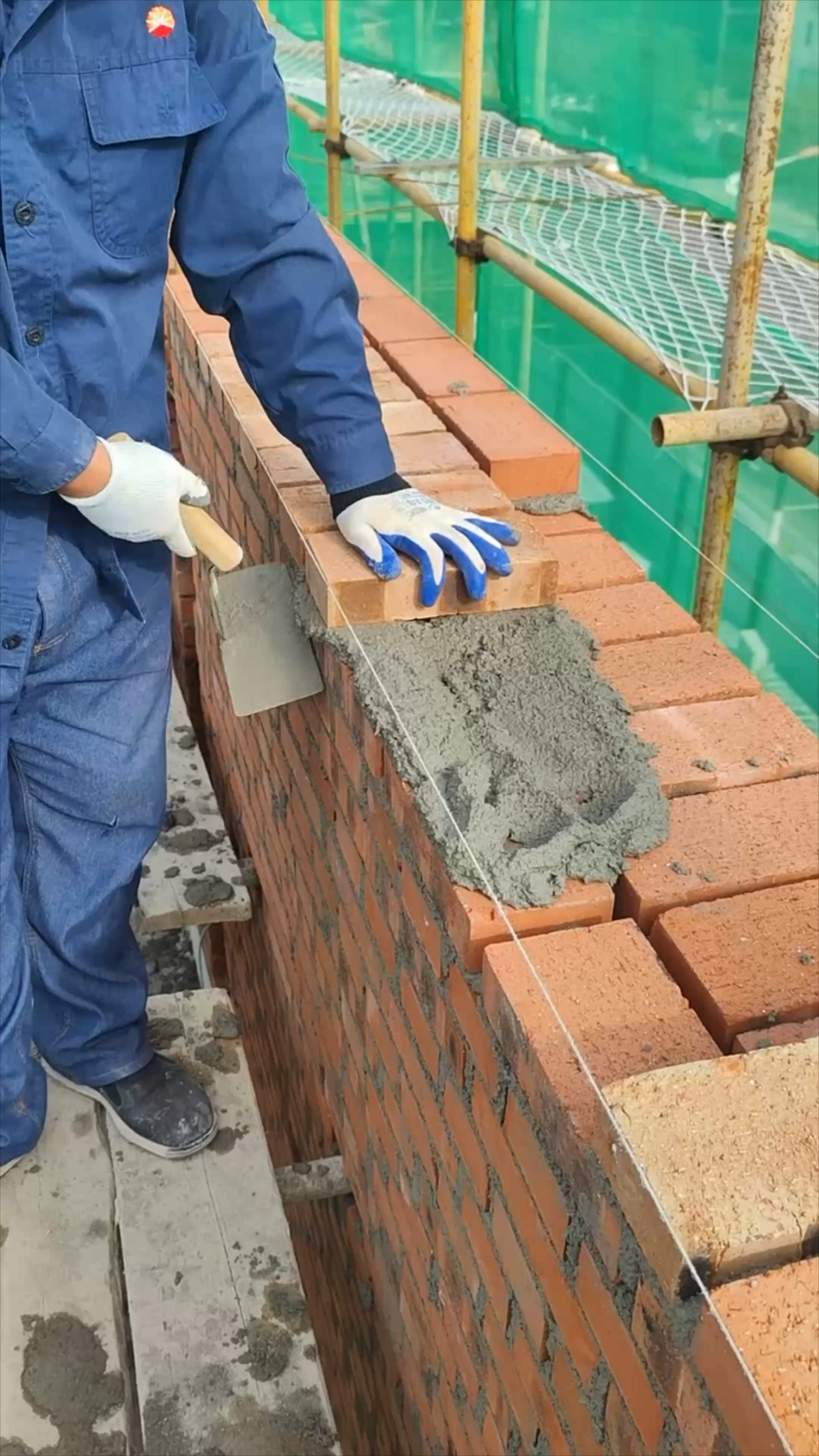 老师傅这个砌砖技术够整齐吧?