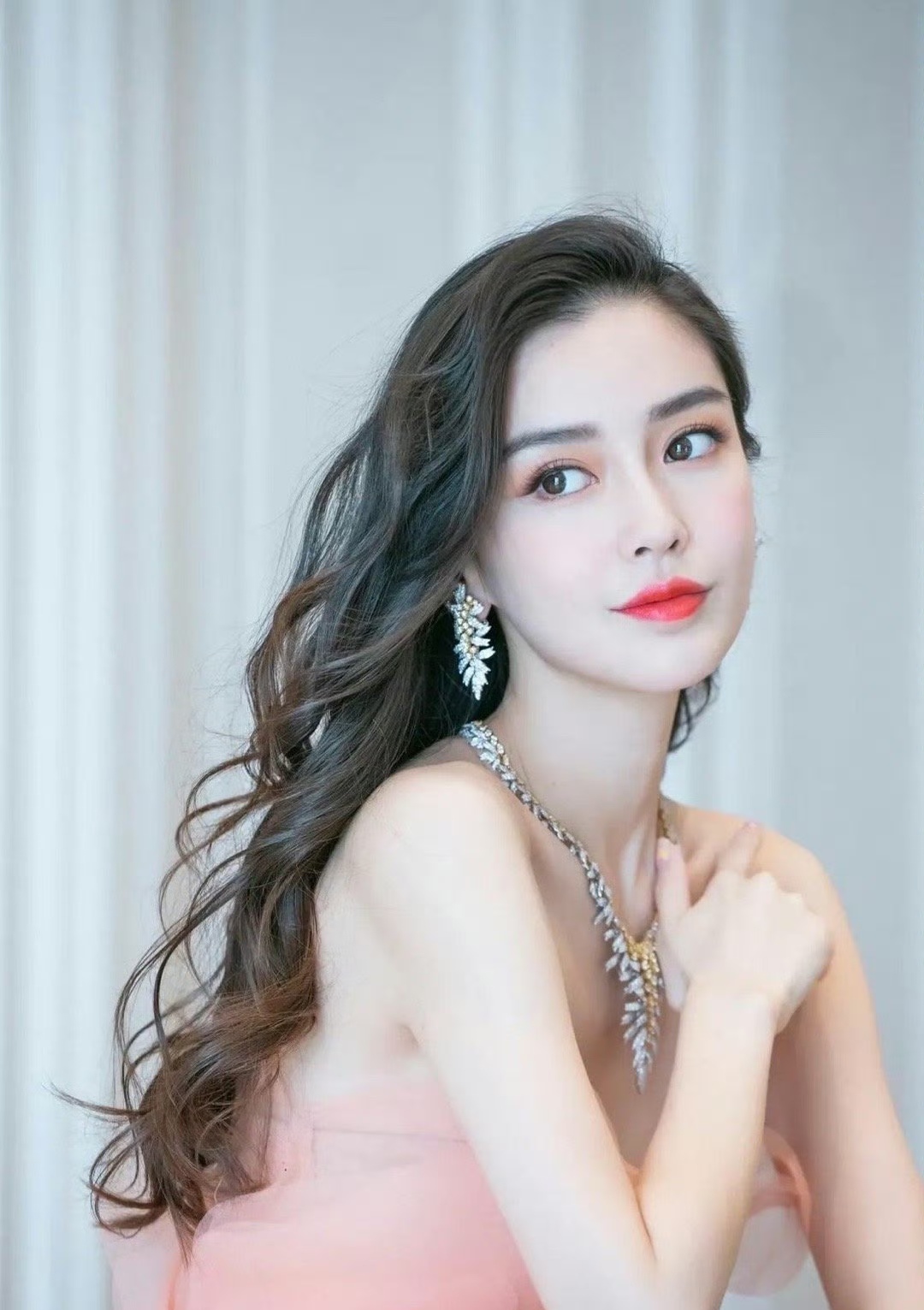 杨颖勾勒精致妆容配卷发一袭抹胸网纱礼服裙简直美出新高度