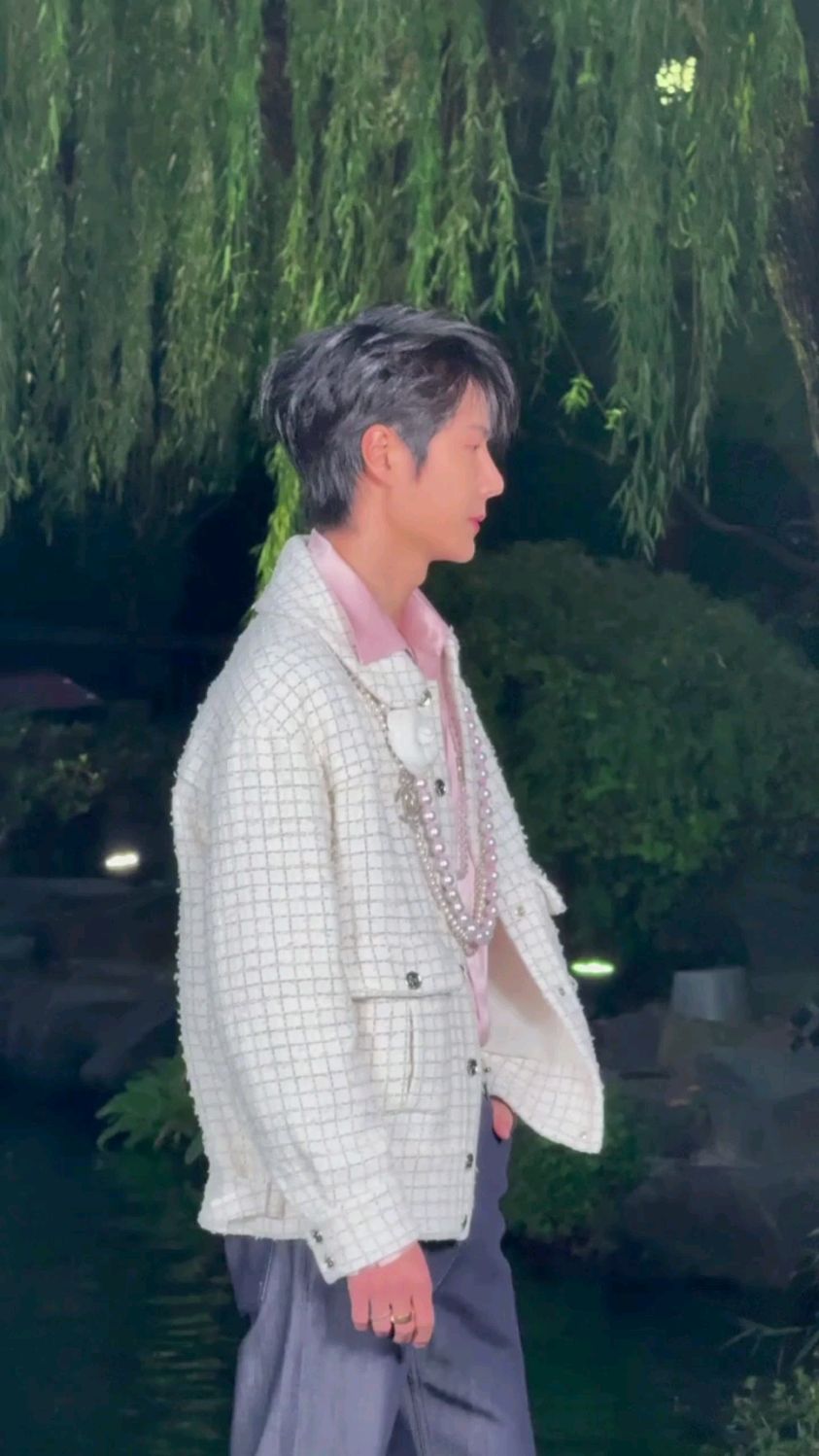 王一博亮相杭州香奈儿大秀,优雅的小王子!