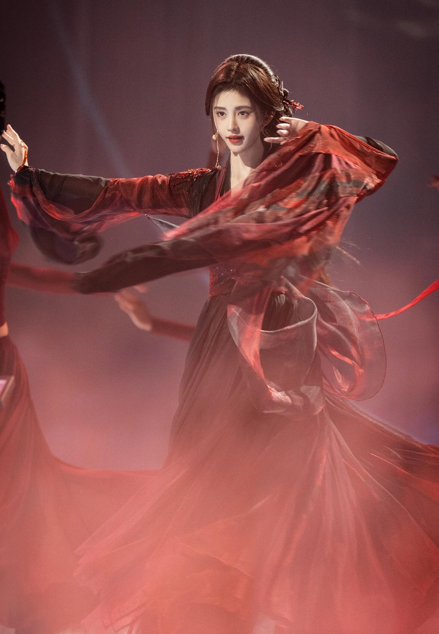 鞠婧祎红衣舞台造型好美啊#鞠婧祎