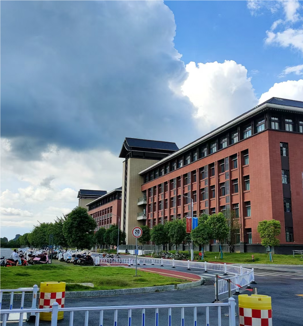 才 52 岁,会开四轮车却不买,去县城大多不搭顺风车,搭了车还非给车费