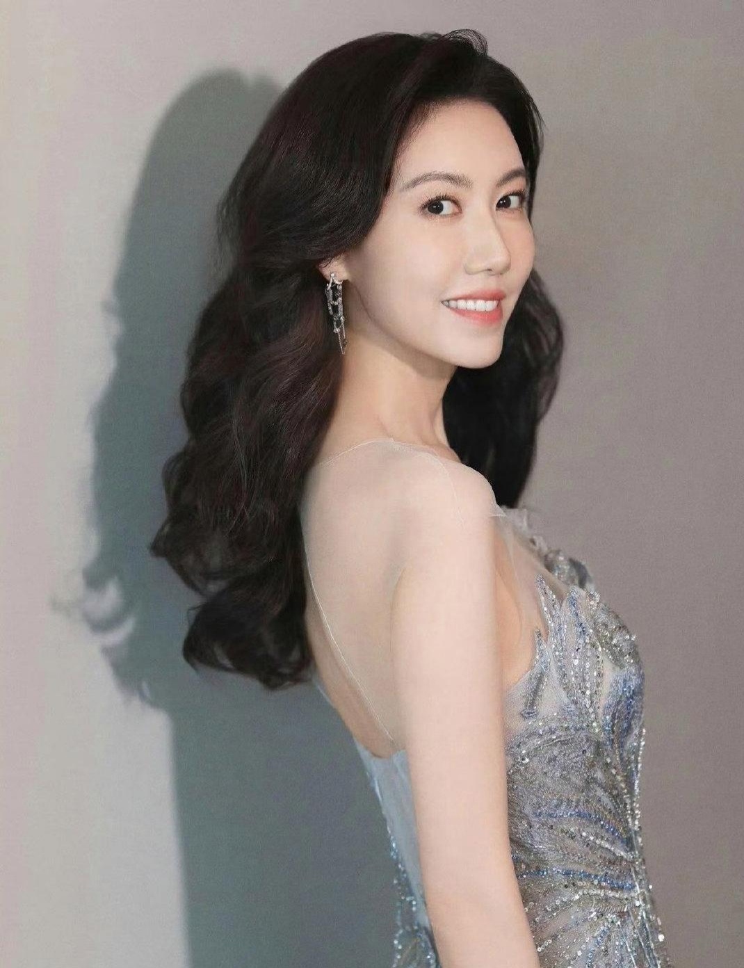 在娱乐圈里,高露的美总是让人眼前一亮