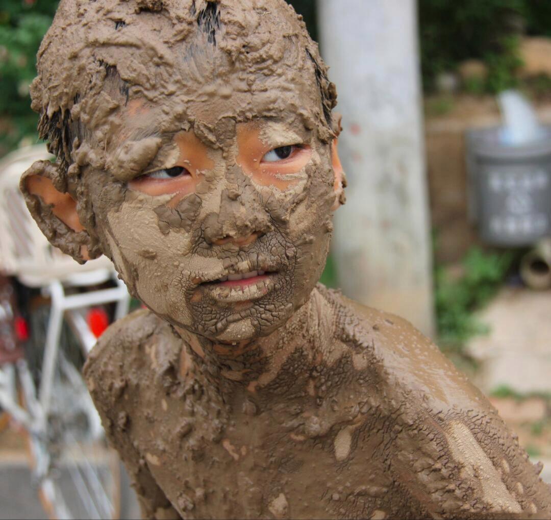 小孩子太顽皮,在泥巴里滚得全身是泥.这可咋整?