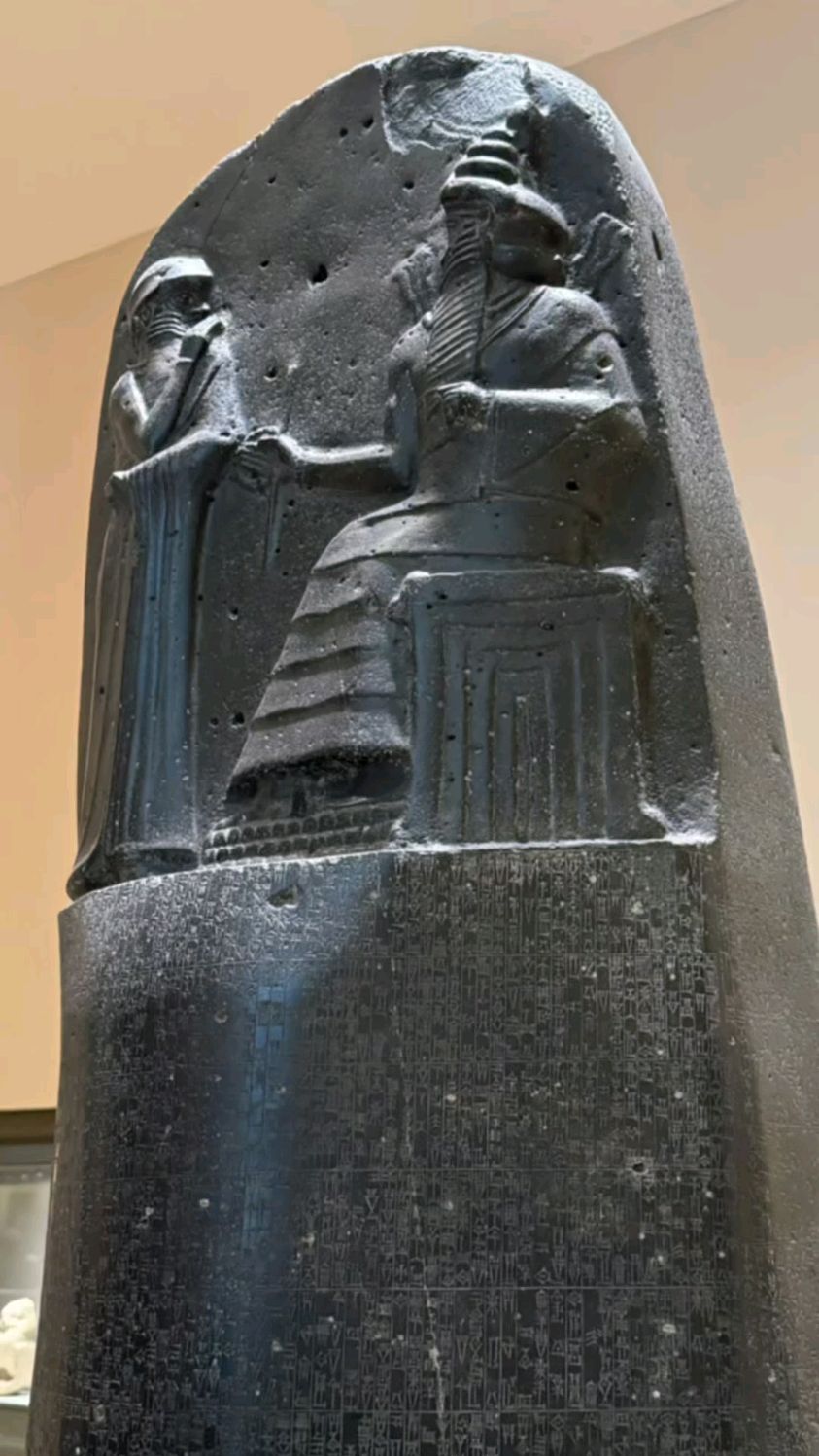 3800年前玄武岩上用楔形文字书写的汉谟拉比法典