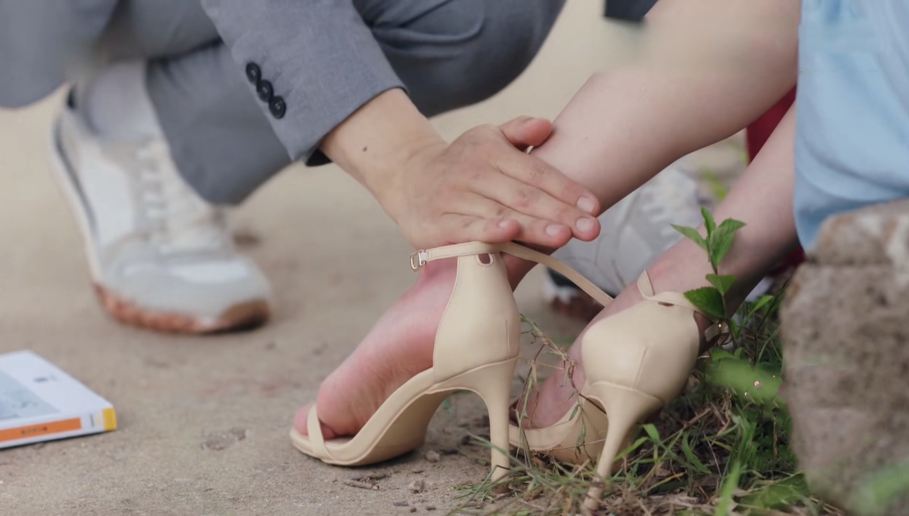 陈都灵这是在干嘛,赤裸的一条腿就这么放在男生的膝