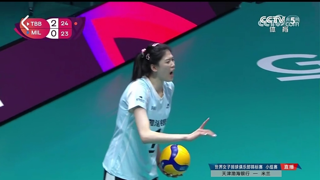 23,是天津队的赛点时,队长李盈莹在发球前一再提醒