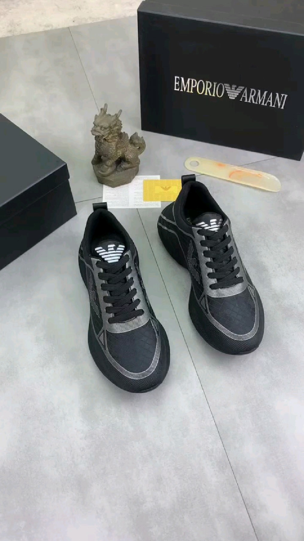 阿玛尼新品休闲运动鞋,简约潮流百搭