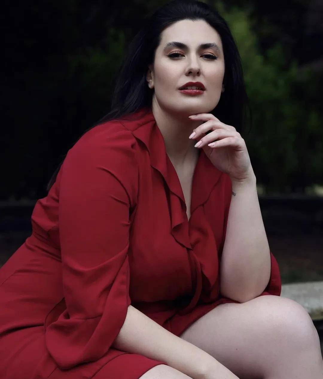 美丽的西班牙女郎alessia ferraro,是一位来自西班牙的大码模特