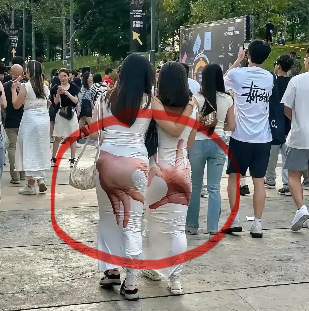 闺蜜在网上刷到如此前卫时尚的裙子,想拉着我一起买一套姐妹装,吓得我