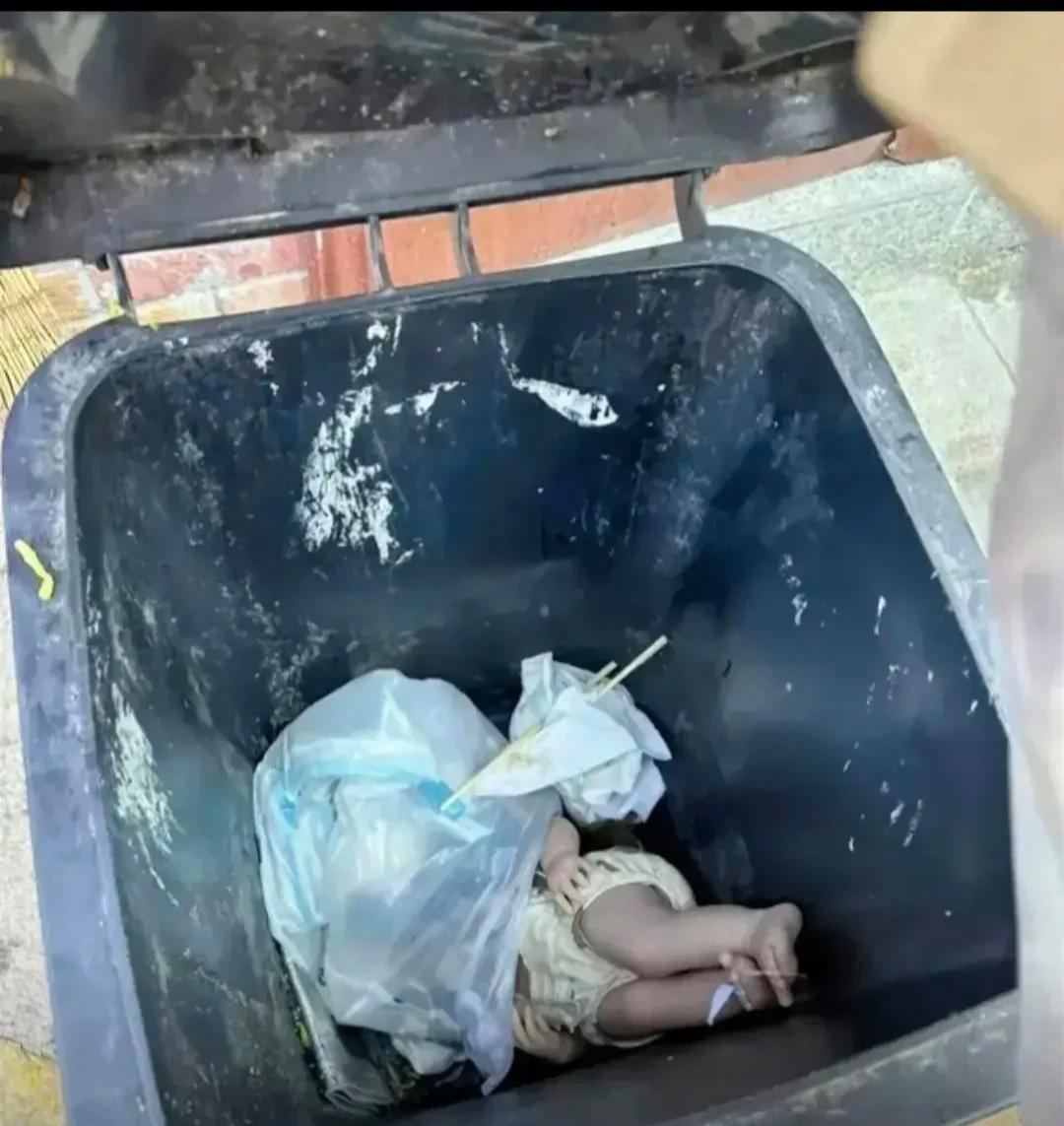 谁扔这儿的呀,咋也不给套个袋子呢