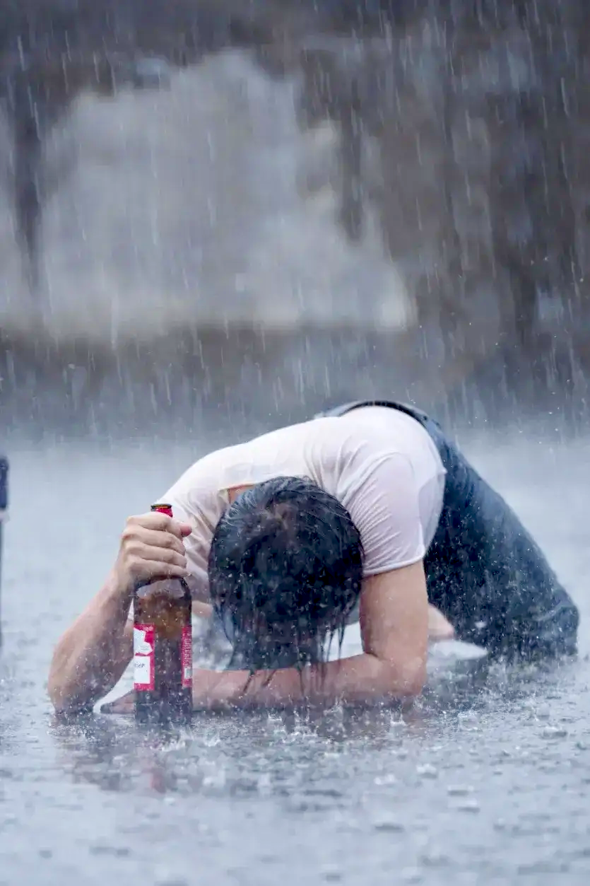 醉酒男趴地男人晕船图片中年身体折磨经历生死的图片大雨滂沱时的男人
