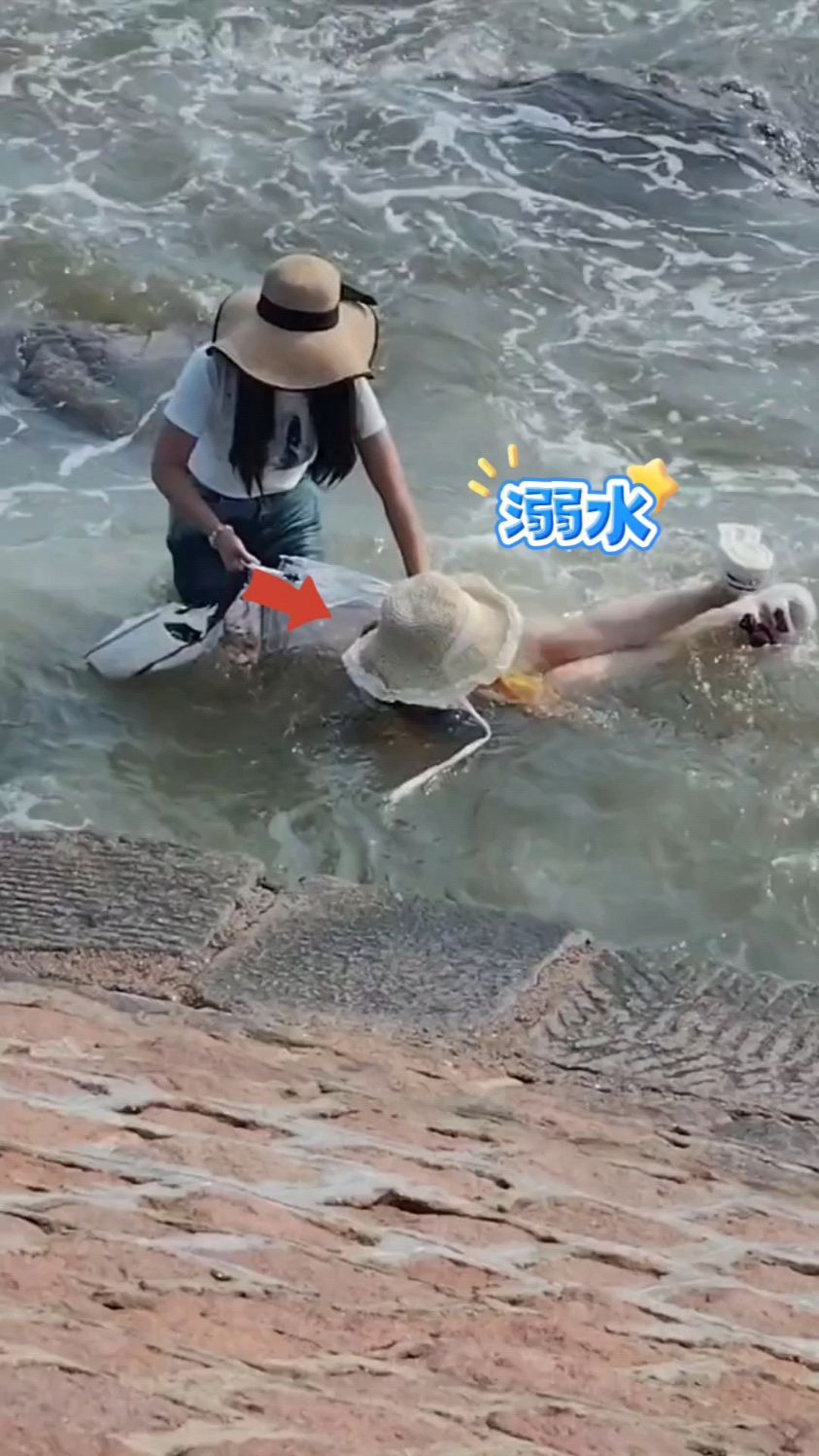 美女拍照片不慎落水