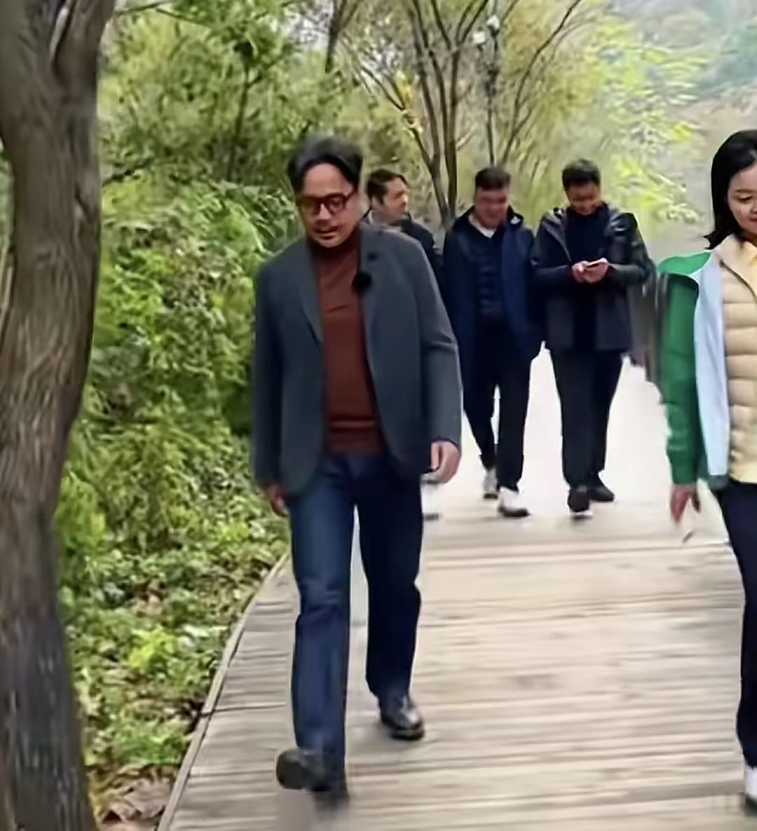 汪涵最近几年是断崖式衰老啊何炅和他同龄比他显年轻多了