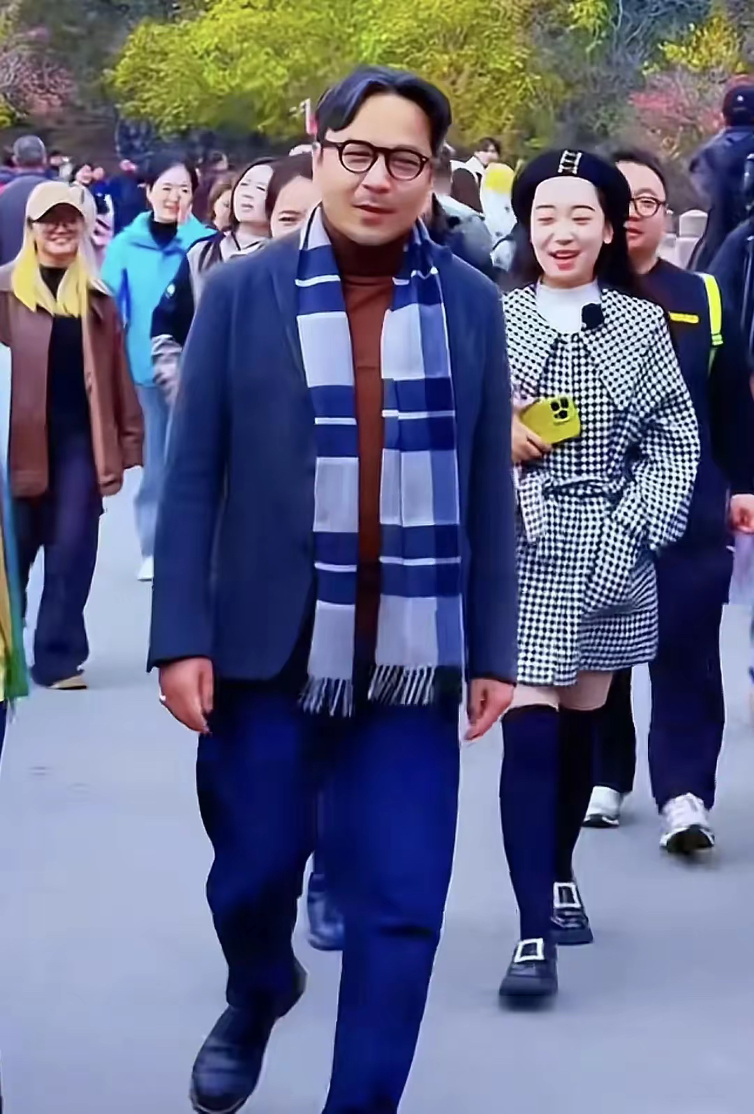 汪涵最近几年是断崖式衰老啊何炅和他同龄比他显年轻多了