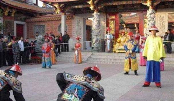 清朝官员礼仪:下跪前拍袖子的深厚文化背景