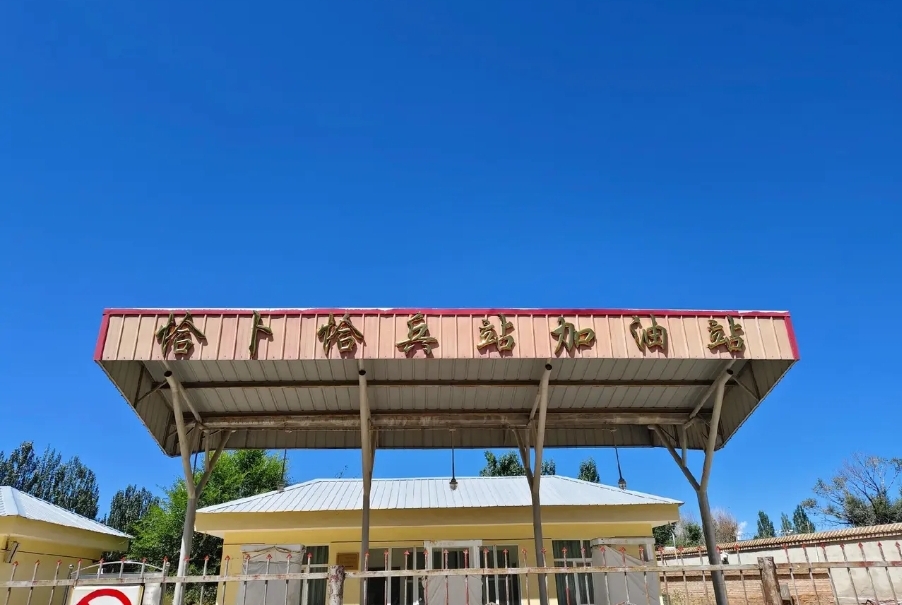 时光飞逝,时隔45年,父亲再度来到曾经的军营.