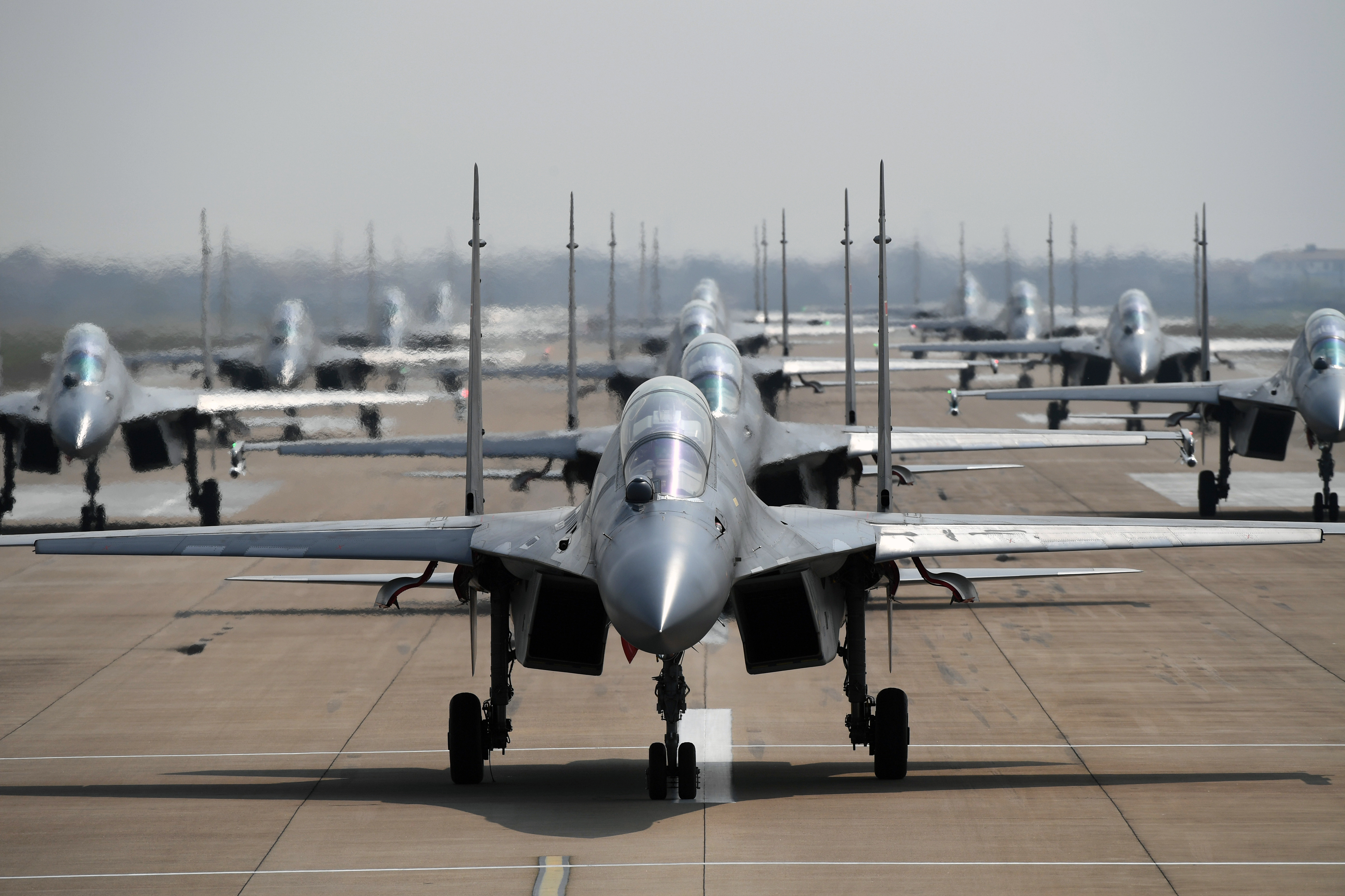 最早在杂志上看到美军战机大象漫步照片时,还是很