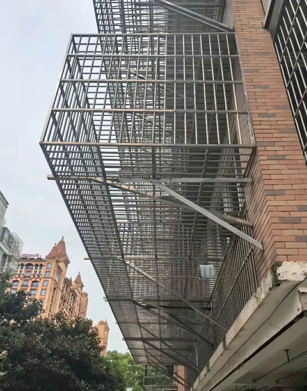 这防盗网将人类自私的劣根性,放大到了极致