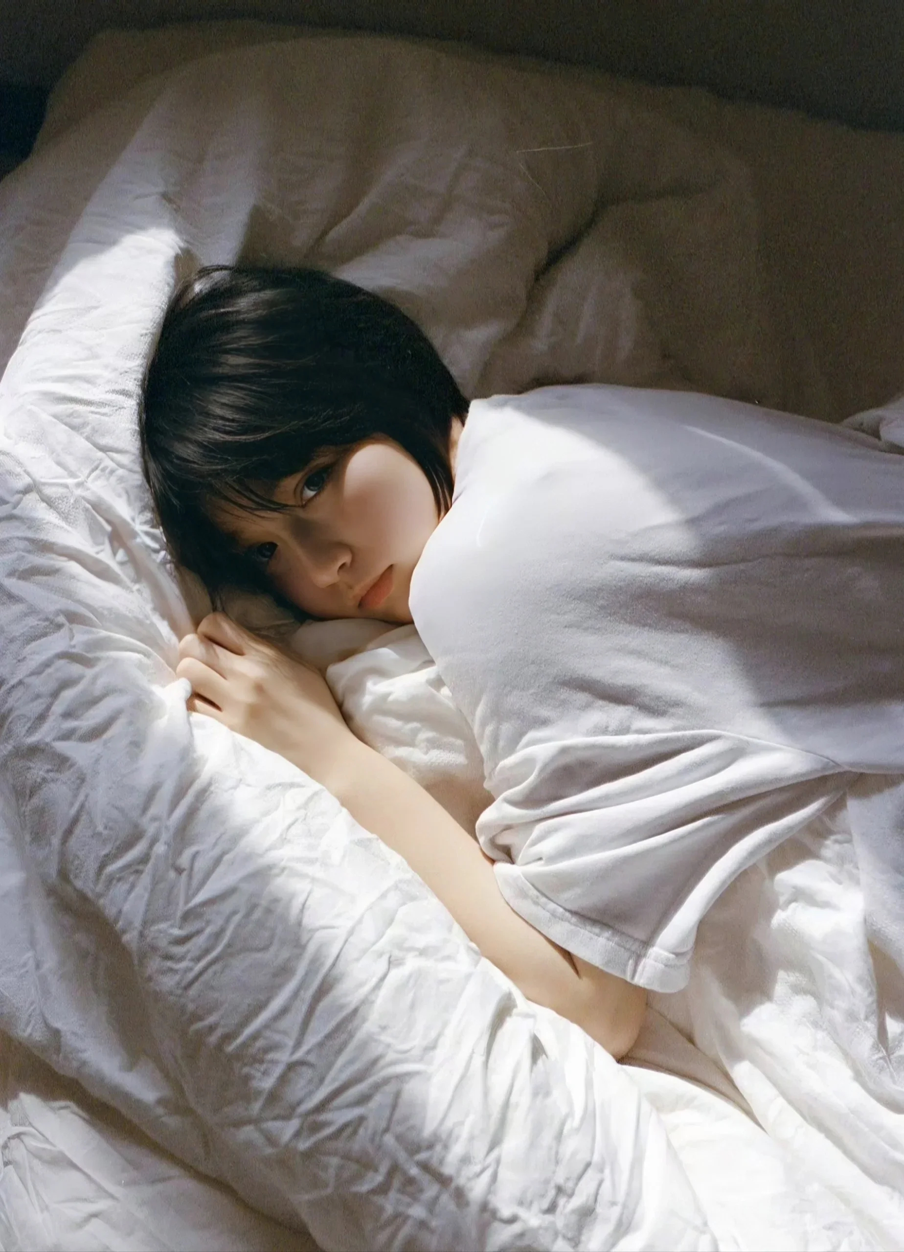 第一张照片成果那种早起好烦的即视感,有点萌萌的样子