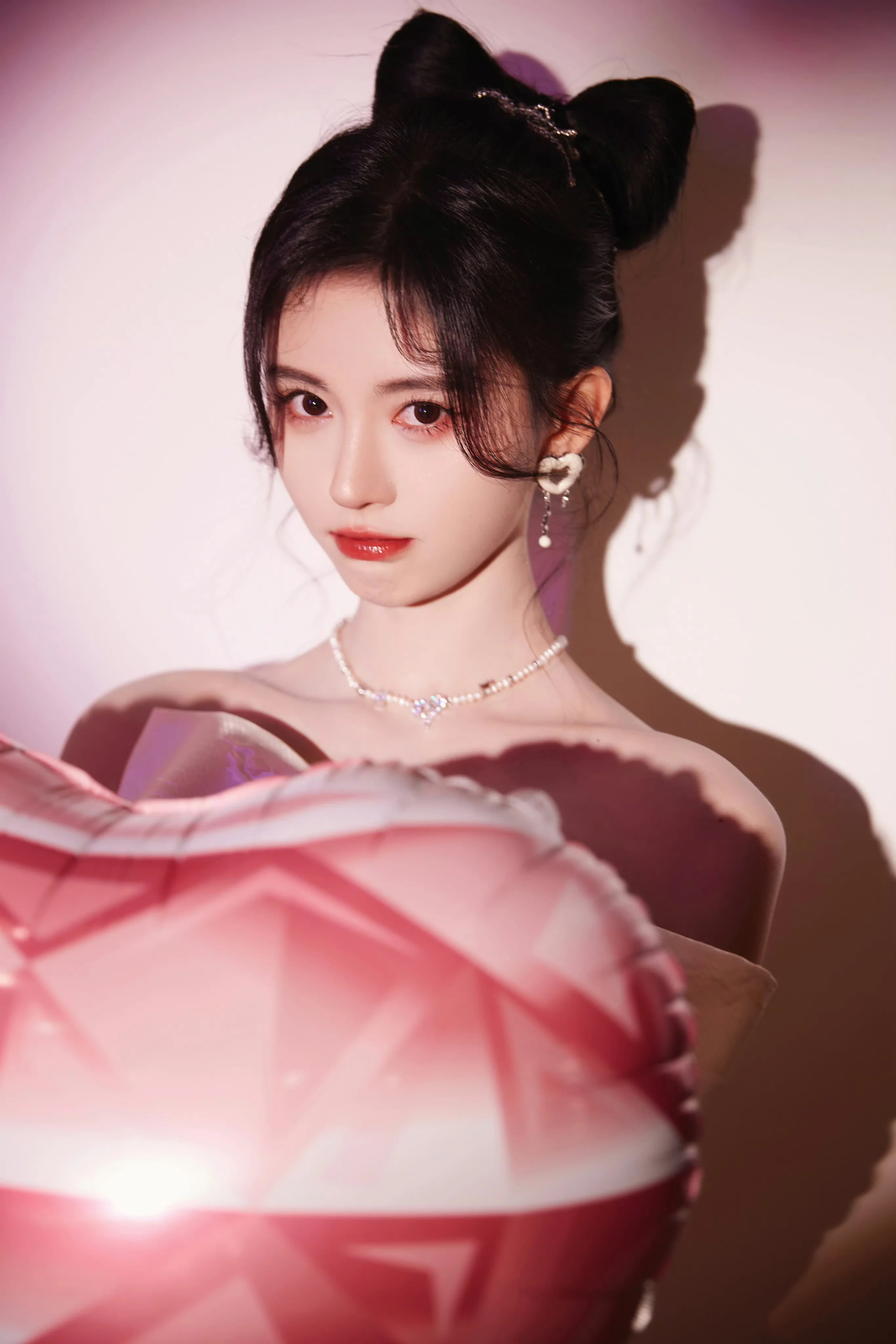 本期分享一组来自鞠婧祎的白色无肩礼服写真,喜欢的朋友可以收藏起来