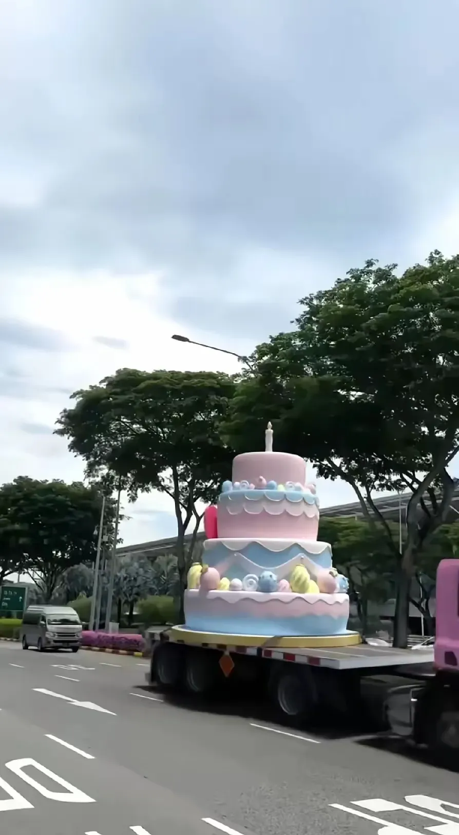 为了给莎莎庆生, 有人给莎莎做了个巨型蛋糕