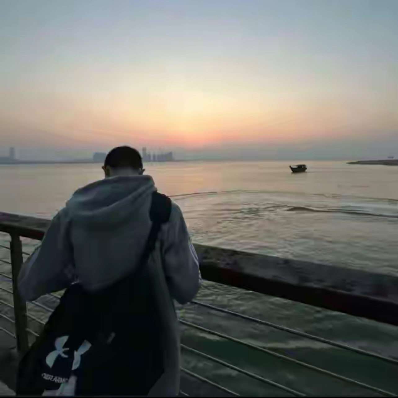 背影背景图少年在南太湖边眺望的背影图青年男性失恋海边结了婚才知道