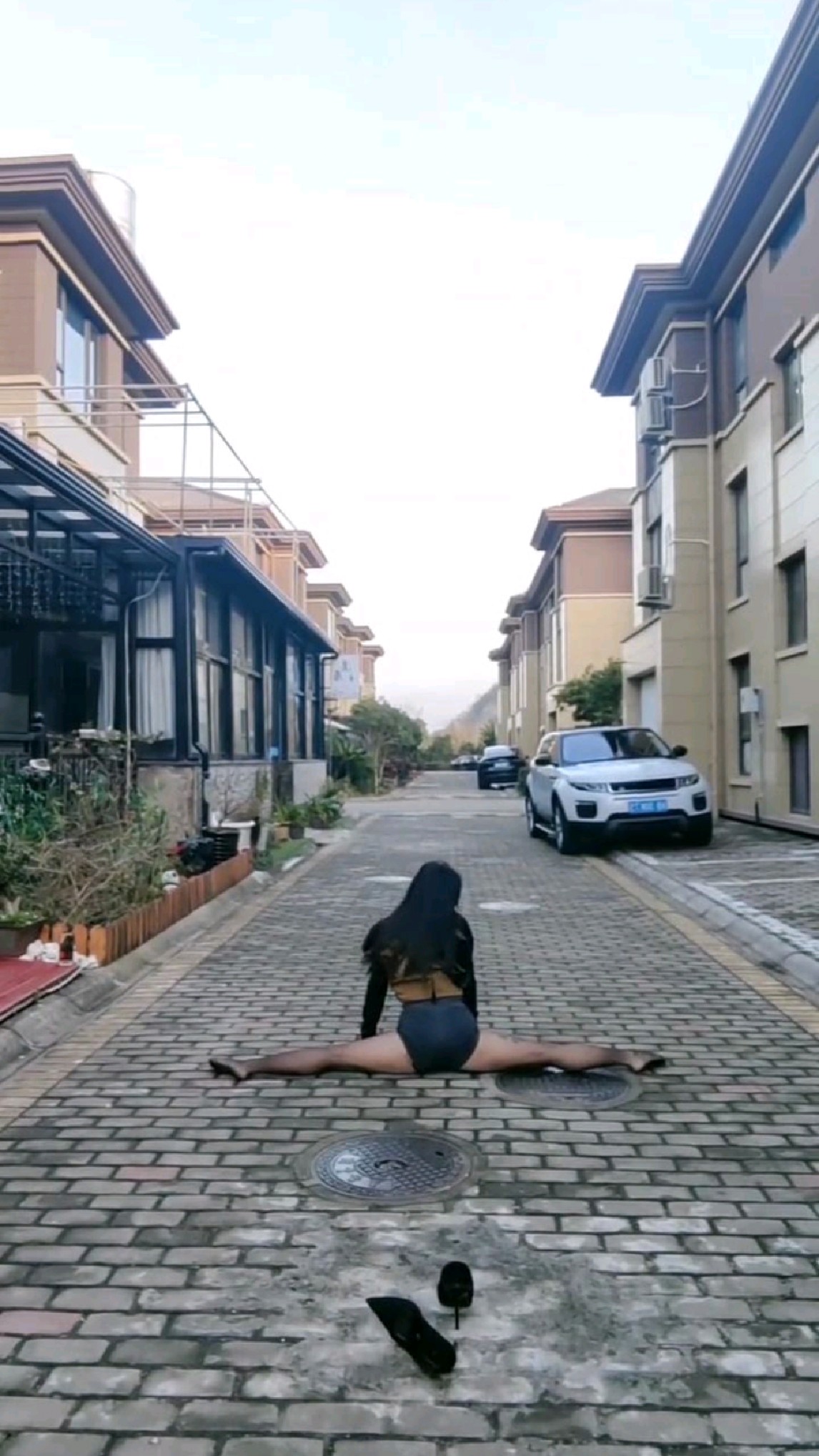 美女黑丝大劈叉,带不带劲就完啦