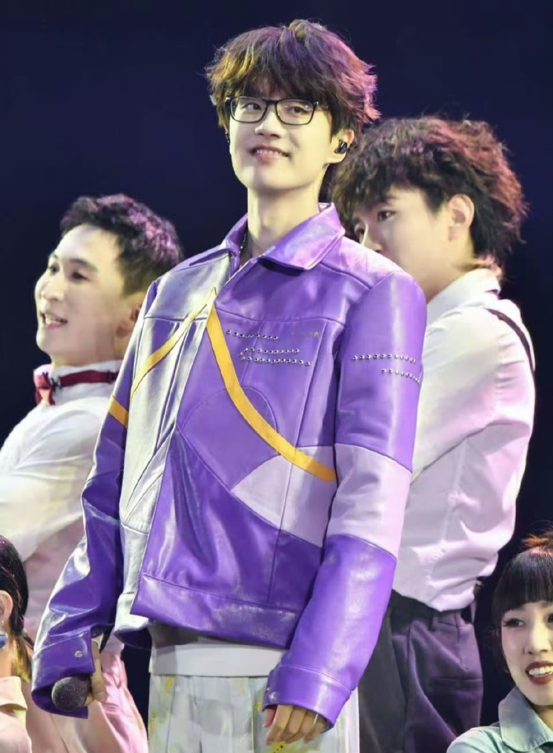 许嵩是一位从2006年开始创作音乐的歌手凭借自身的音乐才能逐渐崭露
