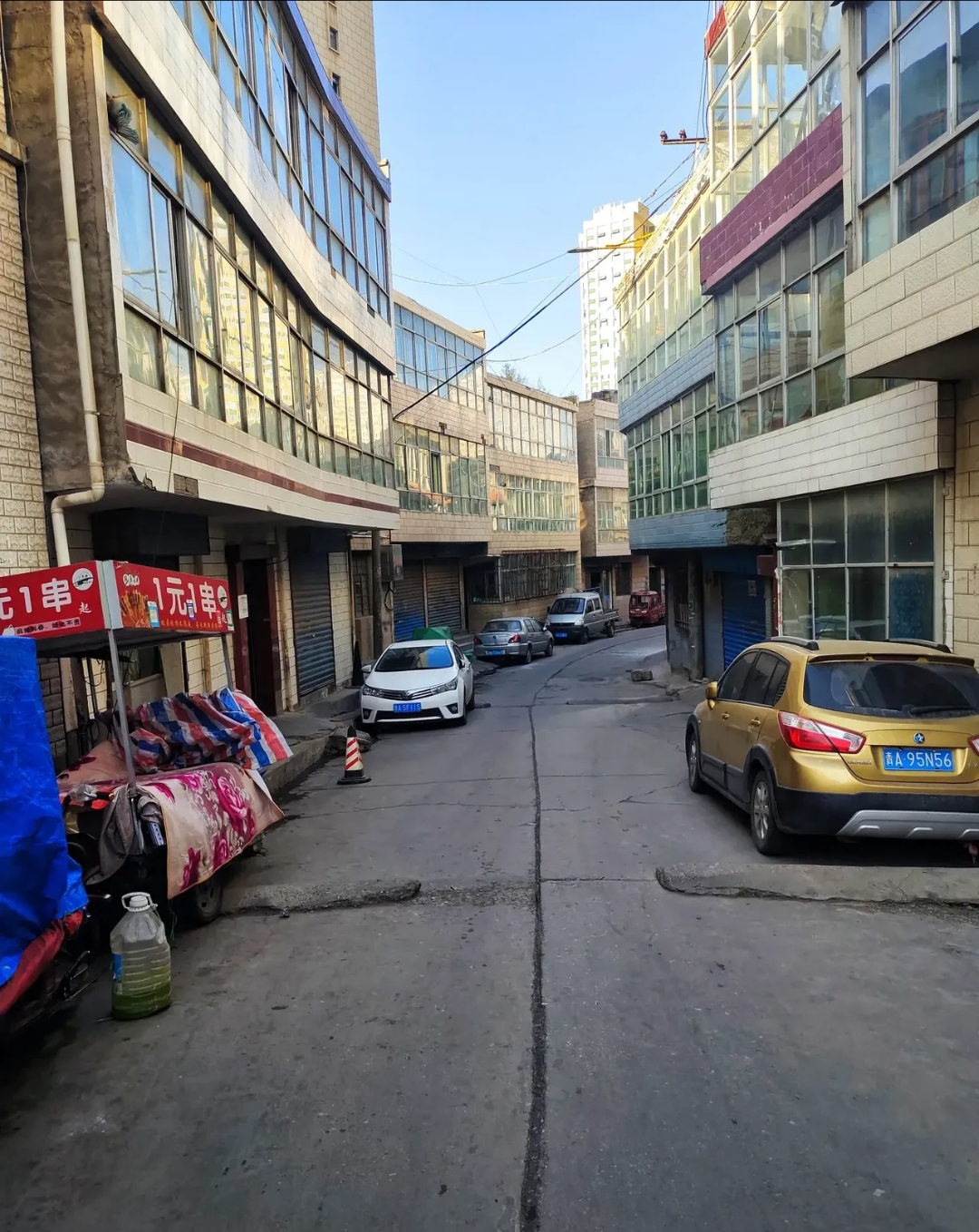 近几十年西宁市的建设发生了翻天覆地的变化原来的平房小院