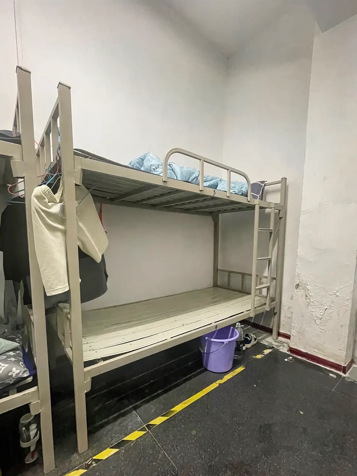 富士康一发工资就有很多人离职跑路了,就连我宿舍里的人也一样