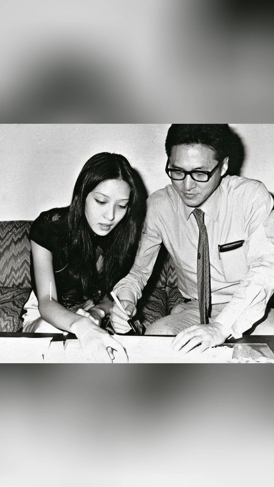 照片中王小屯是李敖妻子,她比李敖小33岁,相识时还是学生