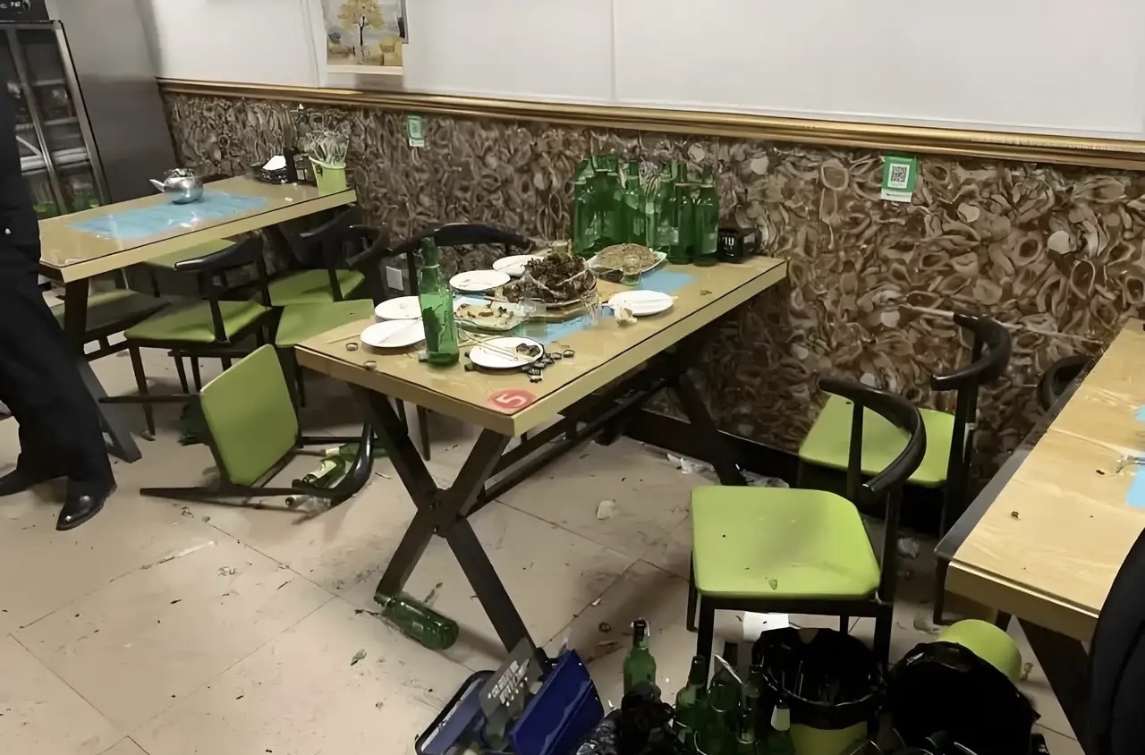 浙江,一男子吃饭不给钱,老板问他讨要,男子为了报复