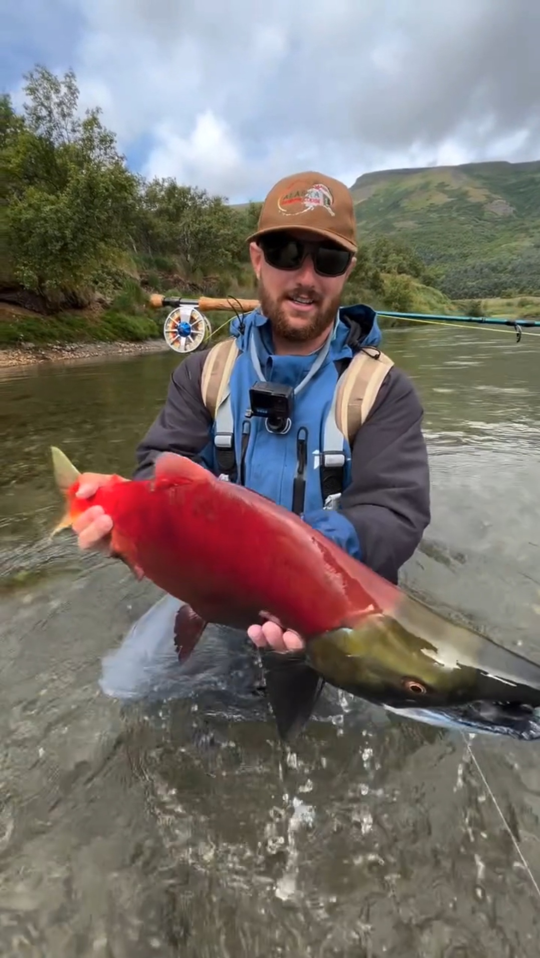 一位外国钓友在河里钓到一条怪鱼,瞧这鱼满嘴獠牙,金色的脑袋,身体呈