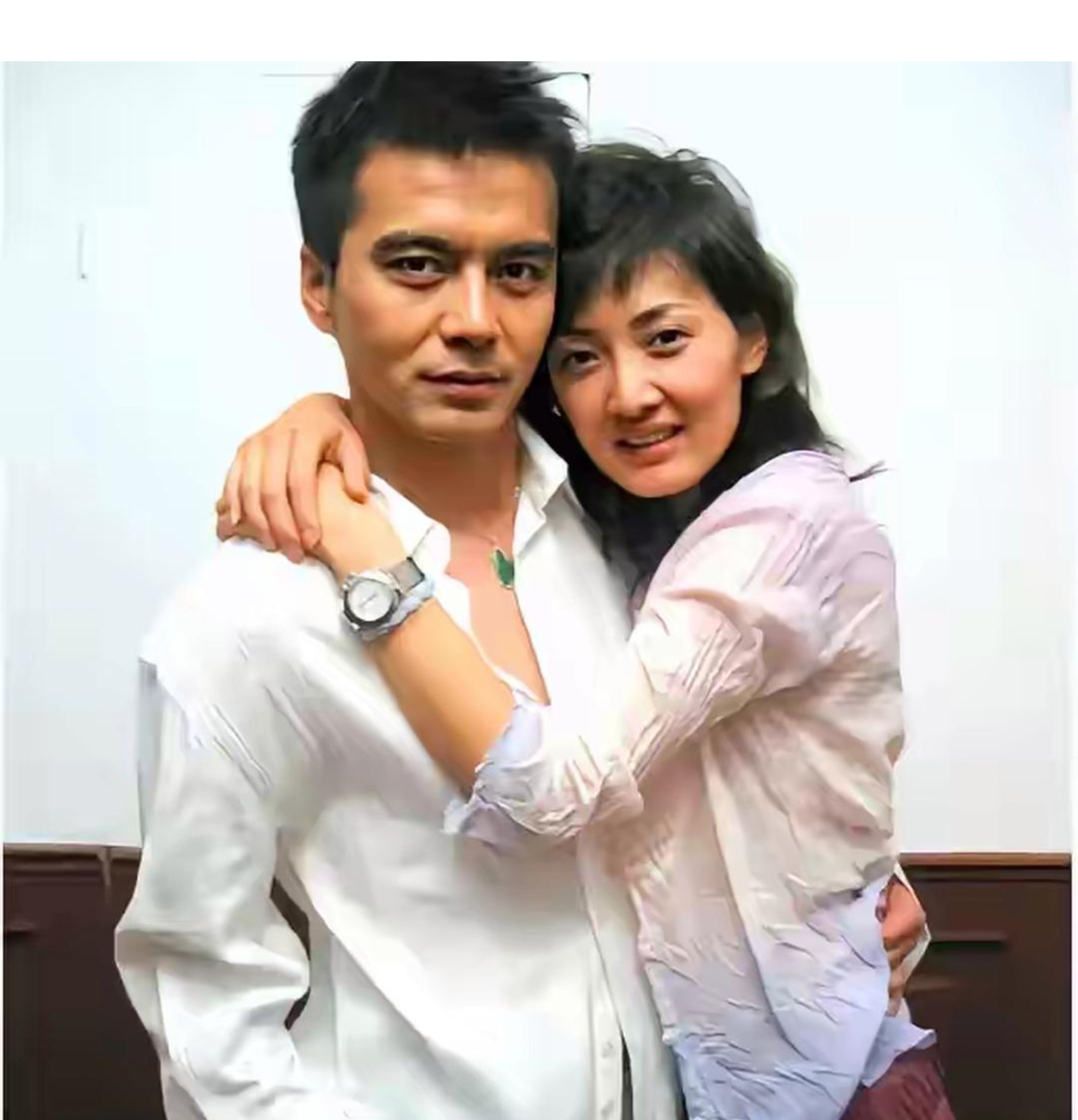 许亚军的感情经历却实丰富并引人注意,他四任妻子都貌美如花